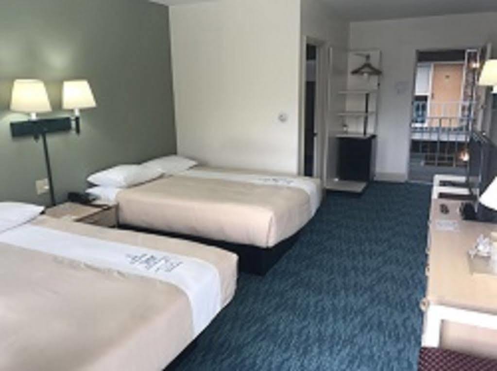 Bluebird Spa City Motor Lodge Саратога Спрингс Екстериор снимка